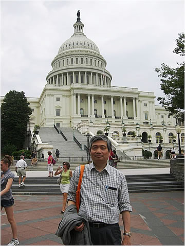 写真3　6月27日(月)の午後、excursionで訪れたワシントンDCのCapitol（アメリカ合衆国国会議事堂）の前で（海田賢一先生撮影）。