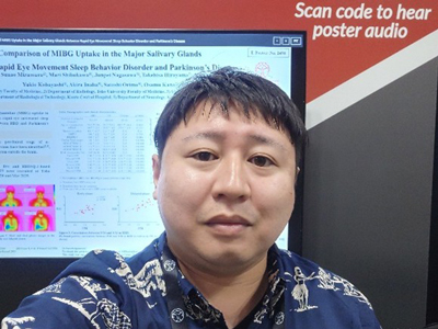 写真2 ポスターセッションで発表前に撮影