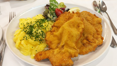 写真4 名物のシュニッツェル