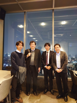 写真2:発表後の食事会にて